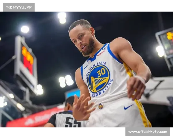 库里战靴致敬克莱冠军情怀，四冠字样醒目